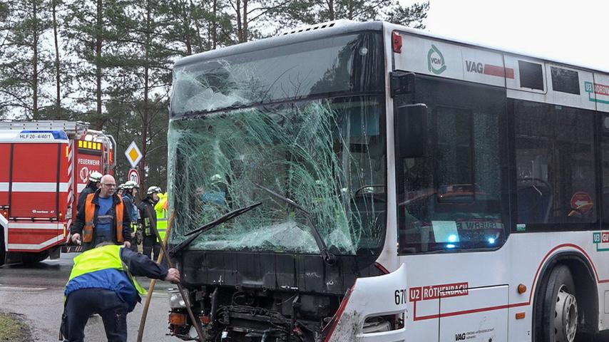 Katzwang: Transporter prallt gegen VAG-Bus und landet in Graben