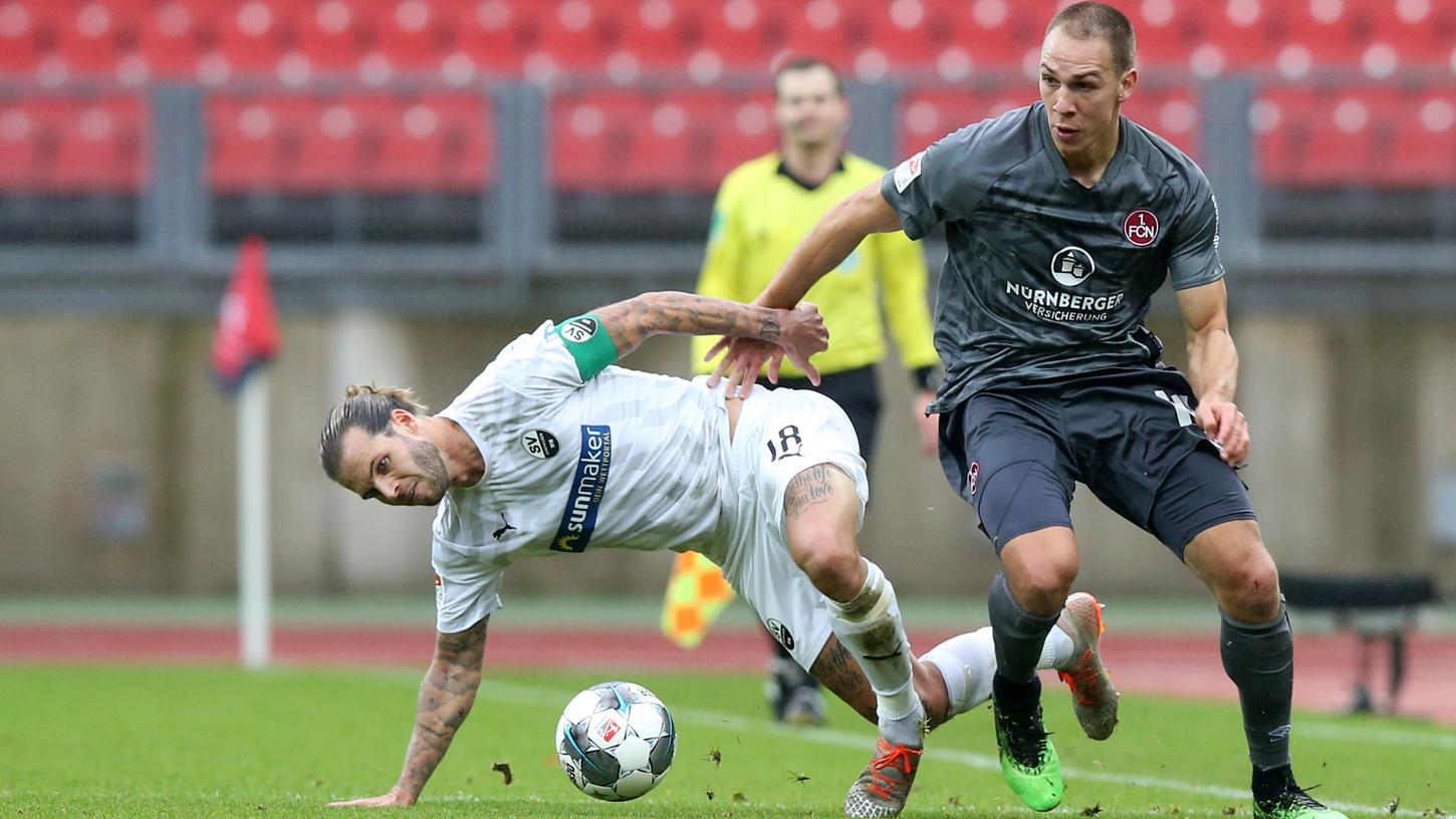 Erst mit Köpfchen, dann ohne: FCN-Sturmtank Michael Frey traf erst mit dem Kopf zum 1:0, entzauberte dann nebenbei Ex-Cluberer Dennis Diekmeier (im Bild) und ließ knapp zehn Minuten vor dem Ende sein Köpfchen weg, als er wegen einer unnötigen Aktion die gelb-rote Karte sah.