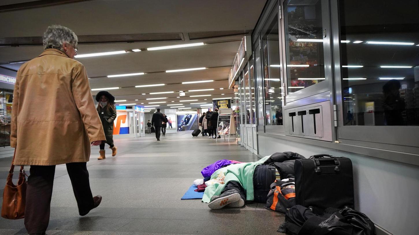Für viele, die regelmäßig in der Königstorpassage unterwegs sind, ist dieser Anblick nicht neu: Obdachlosen nutzen die Unterführung, um dort zu übernachten.