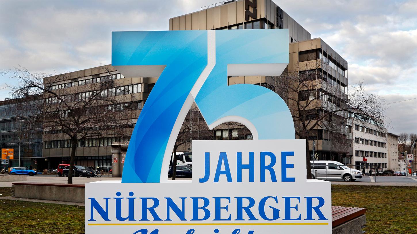 Ein fast mannshohes Logo, hier vor dem Verlagsgebäude in der Marienstraße, ist ein Blickfang auf vielen Veranstaltungen in diesem Jahr.