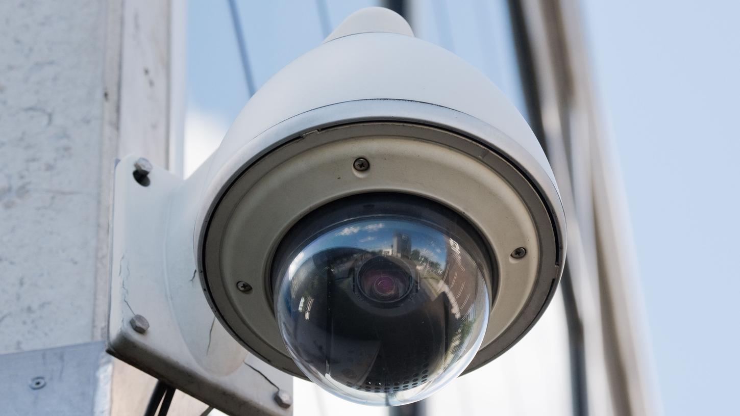 Im Gegensatz zur Videoüberwachung, wie es sie heute gibt, können Systeme zur automatischen Gesichtserkennung Menschen, deren Fotos in einer Polizeidatenbank gespeichert sind, sozusagen live erkennen, wenn sie von einer Videokamera gefilmt werden.