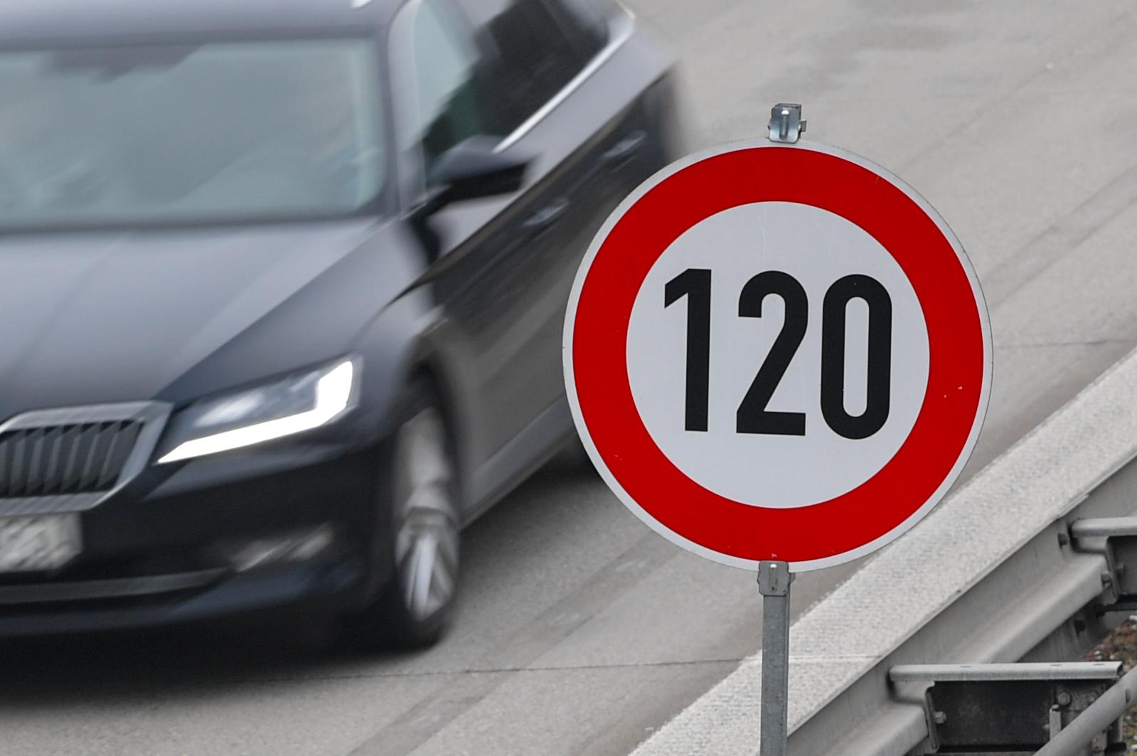 Die eine, sichere Berechnung gibt es nicht. Die meisten Studien gehen bei einem Tempolimit von 120 km/h auf Autobahnen von einer Einsparung von zwei bis vier Millionen Tonnen CO2 pro Jahr aus. Bei Tempo 120 wäre der Effekt laut Umweltbundesamt etwa doppelt so hoch wie bei Tempo 130.