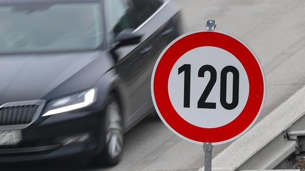Die eine, sichere Berechnung gibt es nicht. Die meisten Studien gehen bei einem Tempolimit von 120 km/h auf Autobahnen von einer Einsparung von zwei bis vier Millionen Tonnen CO2 pro Jahr aus. Bei Tempo 120 wäre der Effekt laut Umweltbundesamt etwa doppelt so hoch wie bei Tempo 130.