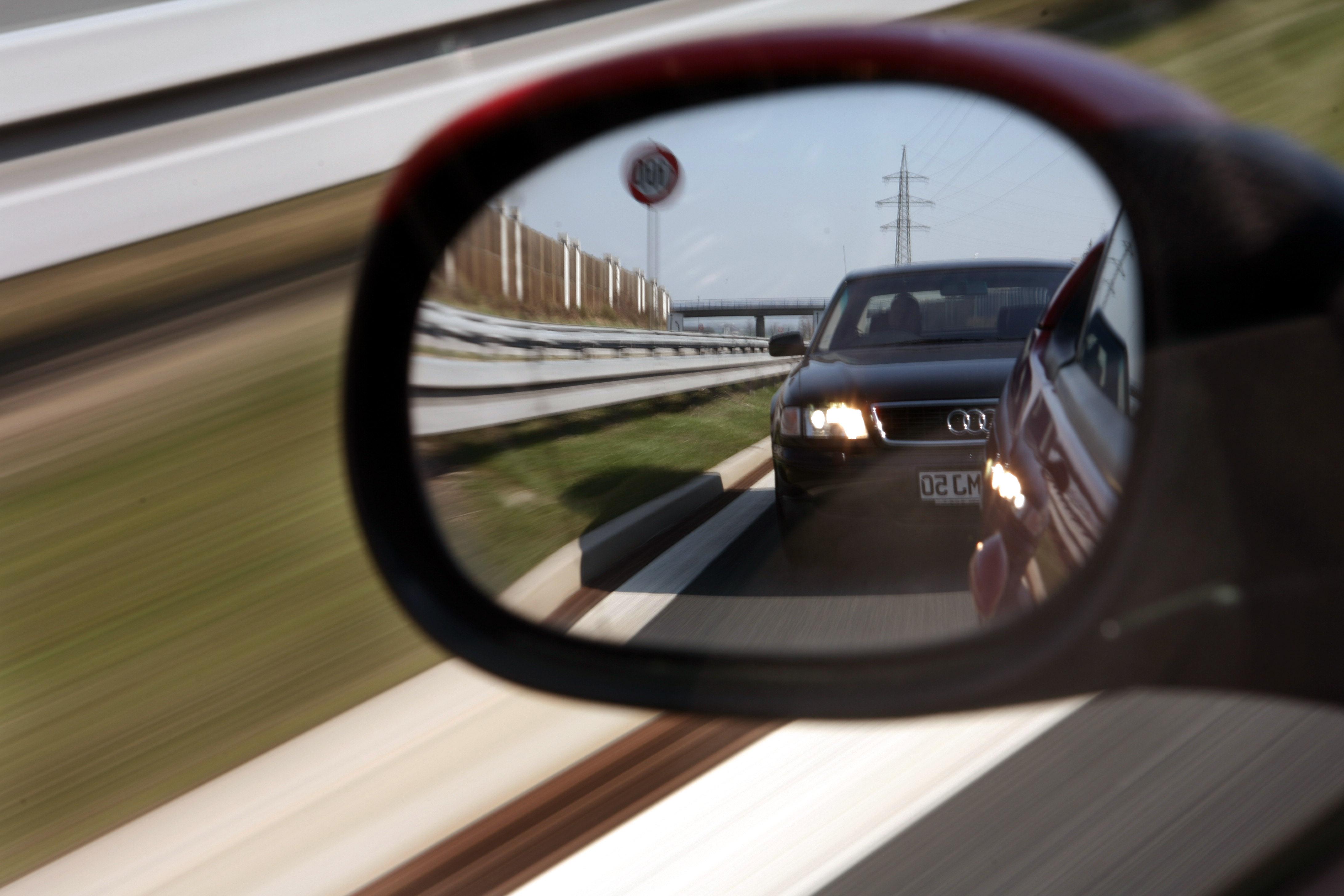 Fast ein Drittel der Autofahrerinnen und Autofahrer in Deutschland (32 Prozent) lassen sich beim Überholen durch Raser und Drängler auf der Autobahn verunsichern. Dies ergab eine repräsentative Befragung von knapp 2000 Personen, die im Auftrag des DVR im April 2018 durchgeführt wurde. 15 Prozent antworteten, dass sie vor Fahrern und Fahrerinnen, die schneller als die Richtgeschwindigkeit von 130 km/h fahren, Angst haben. 59 Prozent bleiben mit Blick auf den rückwärtigen Verkehr entspannt.