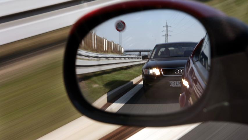 Fast ein Drittel der Autofahrerinnen und Autofahrer in Deutschland (32 Prozent) lassen sich beim Überholen durch Raser und Drängler auf der Autobahn verunsichern. Dies ergab eine repräsentative Befragung von knapp 2000 Personen, die im Auftrag des DVR im April 2018 durchgeführt wurde. 15 Prozent antworteten, dass sie vor Fahrern und Fahrerinnen, die schneller als die Richtgeschwindigkeit von 130 km/h fahren, Angst haben. 59 Prozent bleiben mit Blick auf den rückwärtigen Verkehr entspannt.