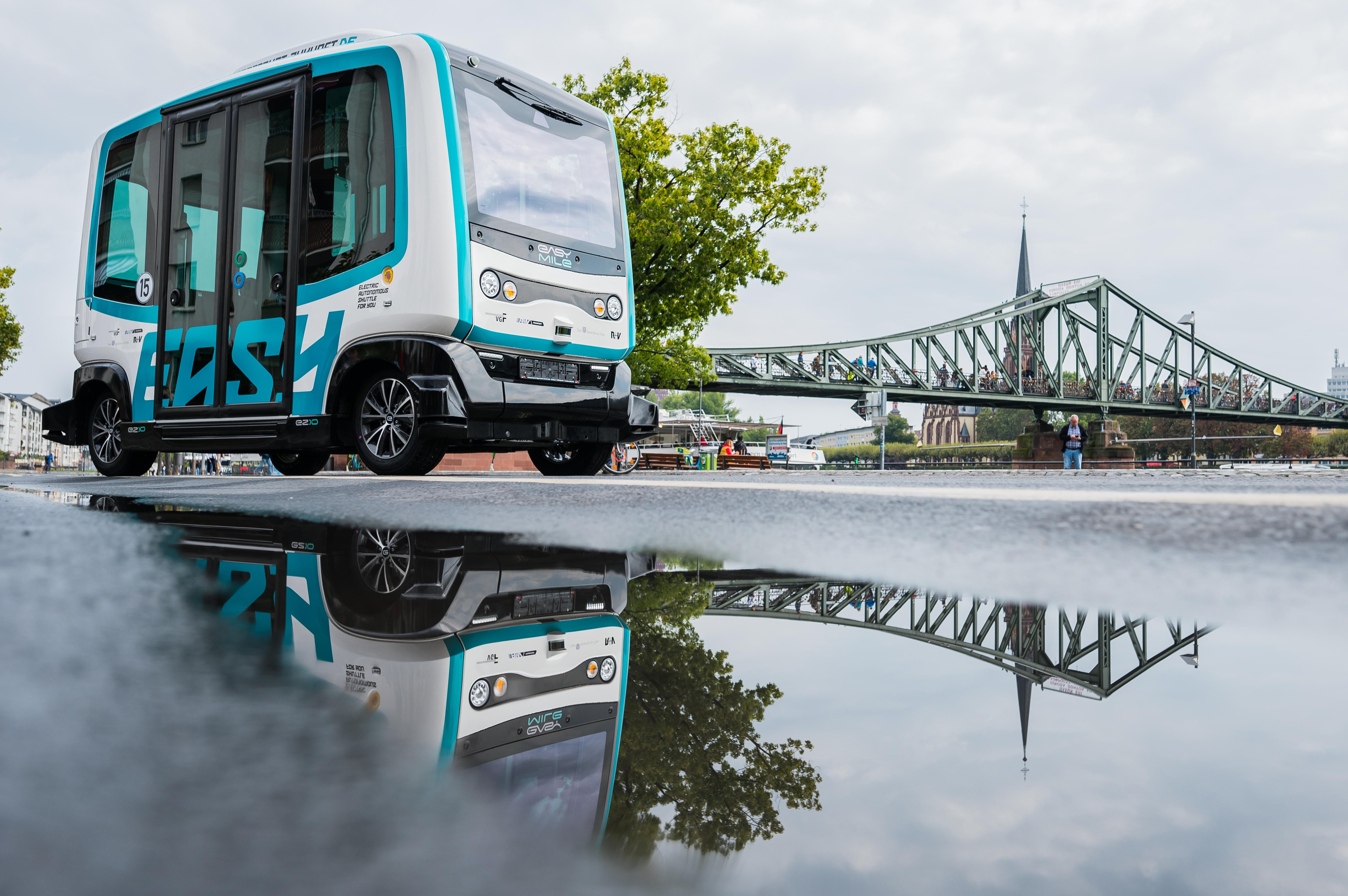 In der Diskussion ist der sogenannte Down-Sizing-Effekt – derzeit werden Autos so konstruiert, dass sie für deutsche Autobahnen tauglich sind. Zukünftig könnten leichtere und sparsamere Autos ausreichen. Einen Effekt könnte ein Tempolimit auch auf die Häufigkeit von Staus haben – wegen eines harmonisierteren Verkehrsflusses und weniger Unfälle. Und in die Zukunft gedacht: soll das autonome Fahren kommen, sind zu große Geschwindigkeitsunterschiede zwischen Fahrzeugen sicherheitstechnisch kaum zu bewältigen.