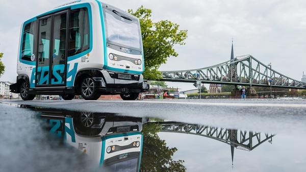 In der Diskussion ist der sogenannte Down-Sizing-Effekt – derzeit werden Autos so konstruiert, dass sie für deutsche Autobahnen tauglich sind. Zukünftig könnten leichtere und sparsamere Autos ausreichen. Einen Effekt könnte ein Tempolimit auch auf die Häufigkeit von Staus haben – wegen eines harmonisierteren Verkehrsflusses und weniger Unfälle. Und in die Zukunft gedacht: soll das autonome Fahren kommen, sind zu große Geschwindigkeitsunterschiede zwischen Fahrzeugen sicherheitstechnisch kaum zu bewältigen.