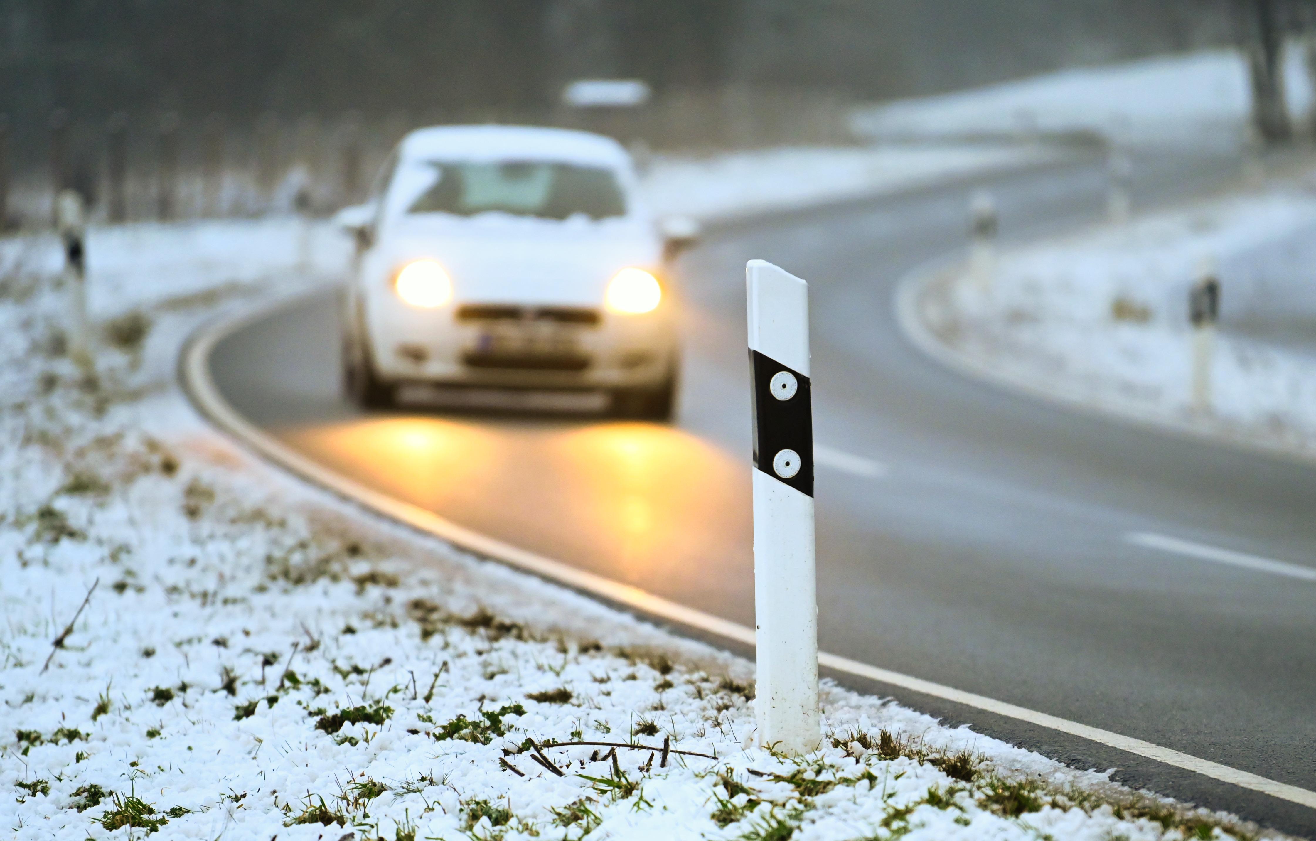 Nein, am gefährlichsten sind Landstraßen. Hier gibt es keinen abgetrennten Gegenverkehr, kurvigere Strecken als auf Autobahnen und Kreuzungen, die die Unfallgefahr erhöhen.