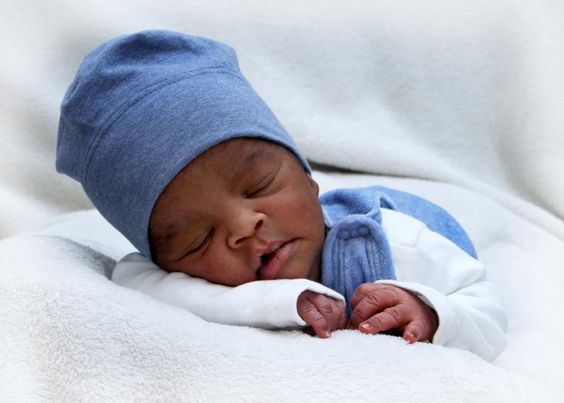 Wenn man so schön kuschelig eingewickelt ist, kann man ja nur eindösen: Aman wurde am 1.Februar im St. Theresien-Krankenhaus geboren. Er war dabei 58 Zentimeter groß und 4020 Gramm schwer.