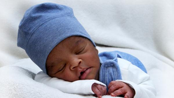 Wenn man so schön kuschelig eingewickelt ist, kann man ja nur eindösen: Aman wurde am 1.Februar im St. Theresien-Krankenhaus geboren. Er war dabei 58 Zentimeter groß und 4020 Gramm schwer.