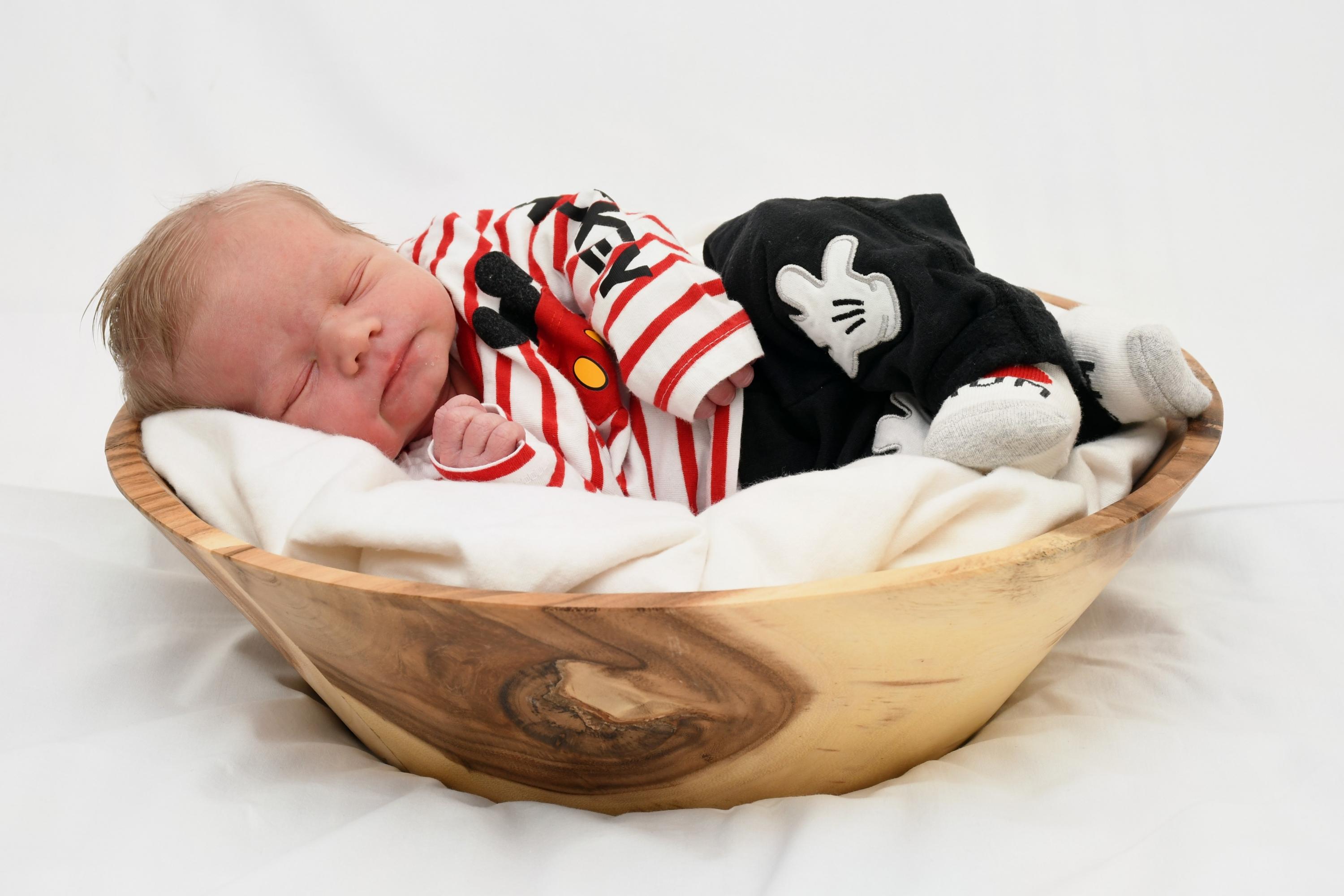 Der Micky-Maus-Zweiteiler steht ihm hervorragend: Jonathan Isaac wurde am 1. Februar im Südklinikum geboren. Dabei wog er 3300 Gramm und war 48 Zentimeter groß. Willkommen, kleiner Mann!