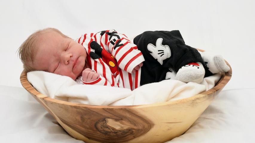 Der Micky-Maus-Zweiteiler steht ihm hervorragend: Jonathan Isaac wurde am 1. Februar im Südklinikum geboren. Dabei wog er 3300 Gramm und war 48 Zentimeter groß. Willkommen, kleiner Mann!