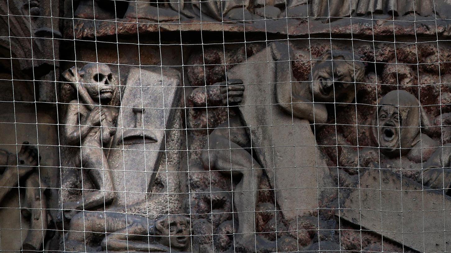 Am sogenannten Weltgerichtsportal von St. Lorenz hält der Tod den Sarg eines Juden zu (erkennbar an dem Judenhut auf dem Sargdeckel). Im Mittelalter glaubten Christen, dass die Juden Tod und Teufel verfallen sind.