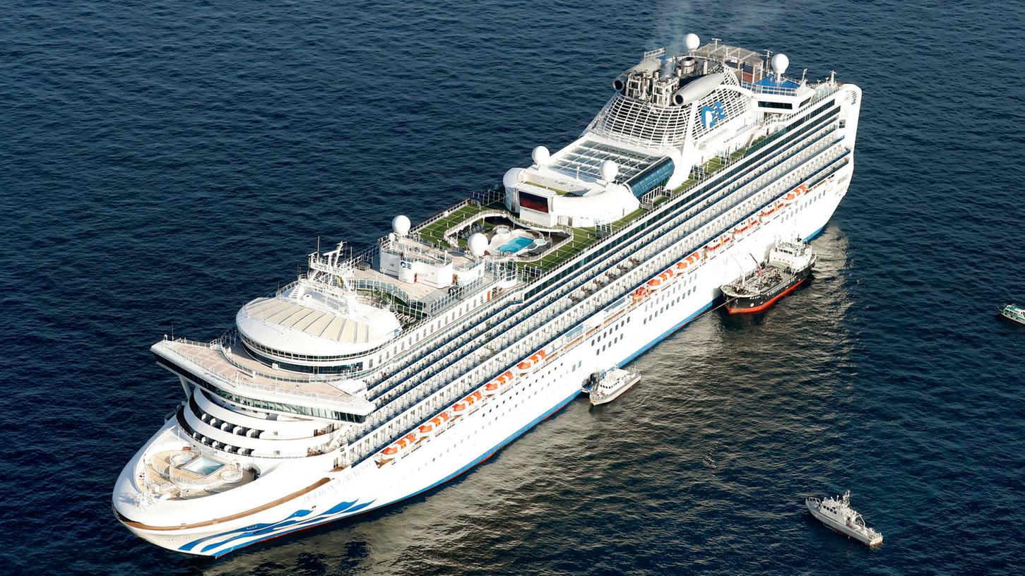 Das Kreuzfahrtschiff "Diamond Princess" liegt vor der Küste von Yokohama vor Anker. An Bord des Schiffes sind zehn Fälle des neuen Coronavirus bestätigt worden.