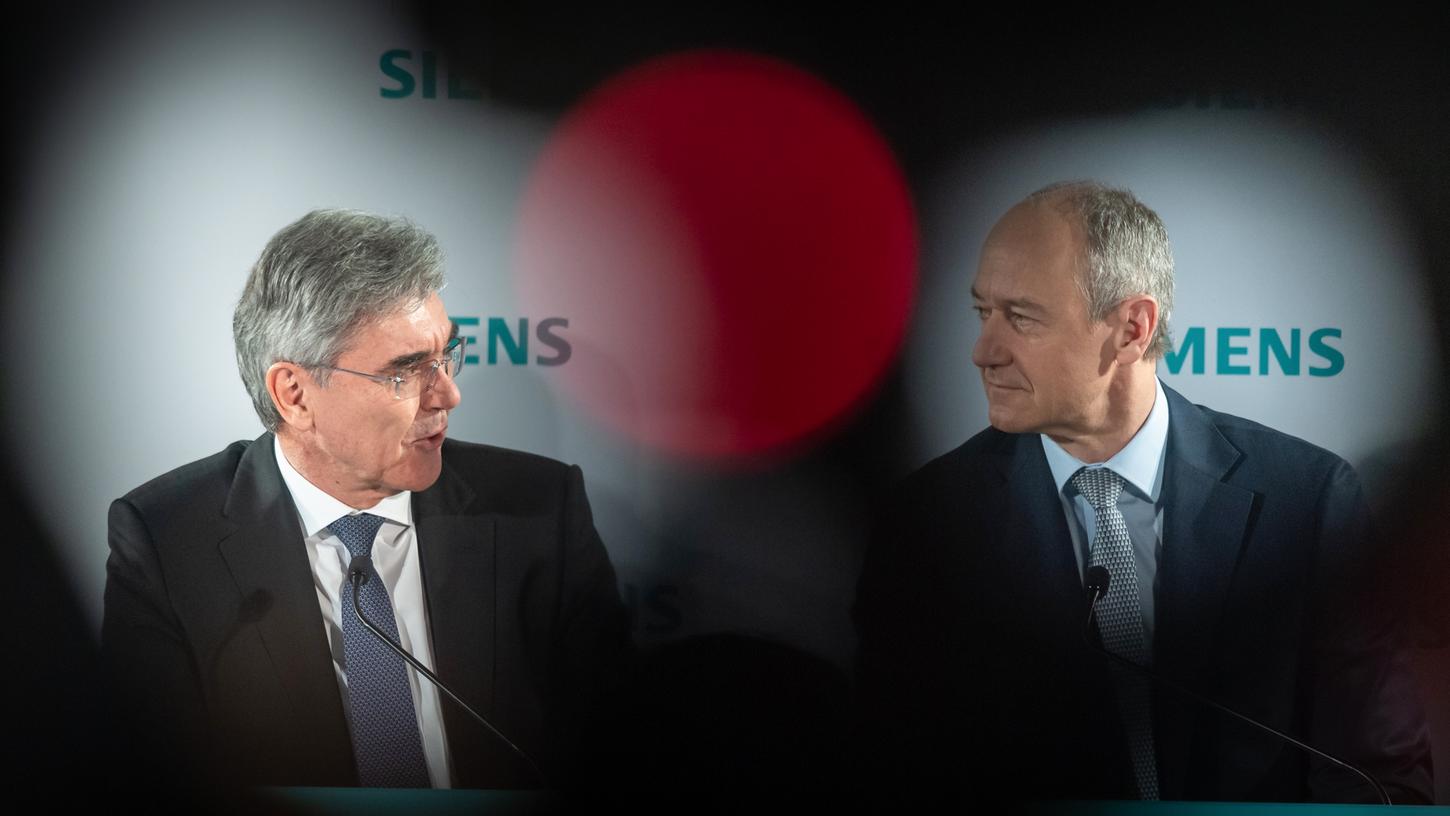 Das neue Geschäftsjahr habe "etwas verhalten" begonnen, sagte Siemens-Chef Joe Kaeser (l.) vor Beginn des Aktionärstreffens am Mittwochmorgen in München. Neben ihm sitzt Roland Busch, ein Vorstandsmitglied der Siemens AG.