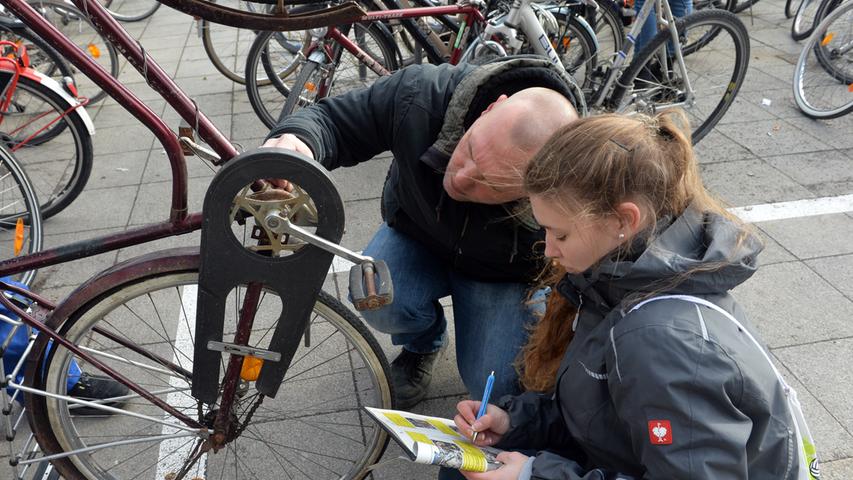 Nina Weimann und Andreas Reisch ermitteln die Fahrrad-Rahmennummer.