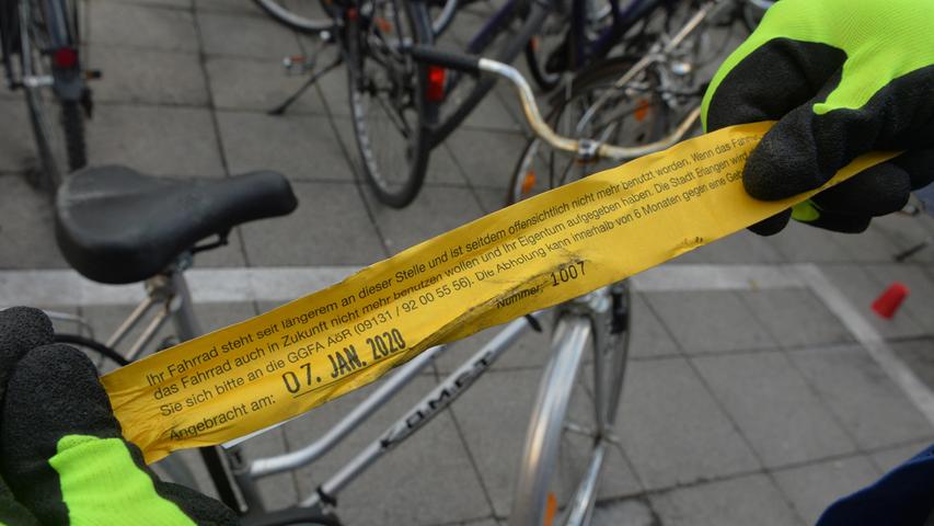 Die gelbe Banderole kennzeichnet länger herumstehende Räder.