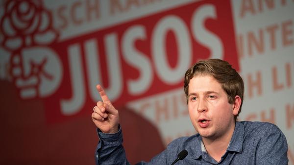 Juso-Chef Kevin Kühnert hat CDU und FDP vorgeworfen, bei der überraschenden Ministerpräsidentenwahl in Thüringen einen Tabubruch begangen zu haben. Der AfD "zu echter Macht verholfen zu haben", werde für immer mit diesen Parteien verbunden sein, schrieb der SPD-Vize am Mittwoch auf Twitter. "Die Masken sind gefallen." Nun sei Wachsamkeit das Gebot der Stunde.