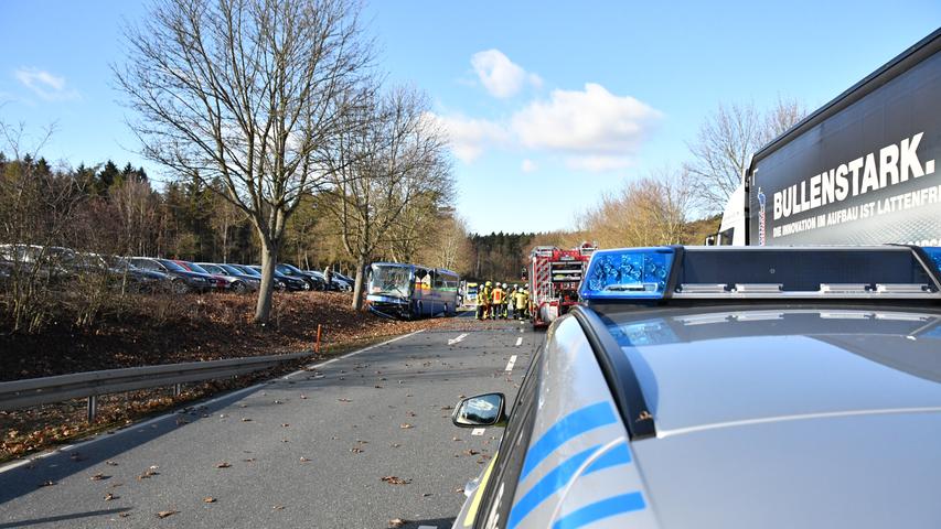 Auto kollidiert frontal mit Schulbus: Tödlicher Unfall in Oberfranken