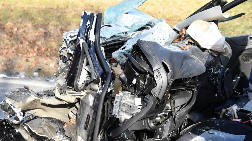 Auto kollidiert frontal mit Schulbus: Tödlicher Unfall in Oberfranken