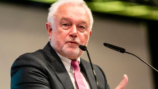 FDP-Vize Wolfgang Kubicki sieht in der Wahl von Thomas Kemmerich zum Ministerpräsidenten in Thüringen einen großen Erfolg für den Kandidaten seiner Partei. Kubicki sagte am Mittwoch der Deutschen Presse-Agentur: "Es ist ein großartiger Erfolg für Thomas Kemmerich. Ein Kandidat der demokratischen Mitte hat gesiegt. Offensichtlich war für die Mehrheit der Abgeordneten im Thüringer Landtag die Aussicht auf fünf weitere Jahre (Bodo) Ramelow nicht verlockend." Kubicki sagte weiter: "Jetzt geht es darum, eine vernünftige Politik für Thüringen voranzutreiben. Daran sollten alle demokratischen Kräfte des Landtages mitwirken." Offenbar mit Blick auf die Wahl Kemmerichs auch durch die AfD sagte der FDP-Politiker: "Was die Verfassung vorsieht, sollte nicht diskreditiert werden."