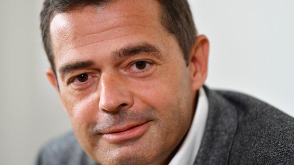 Thüringens CDU-Chef Mike Mohring hat die Verantwortung für das überraschende Ergebnis der Ministerpräsidentenwahl in Thüringen von sich gewiesen. Die CDU-Fraktion habe sich in den ersten beiden Wahlgängen enthalten und im dritten den "Kandidaten der Mitte" gewählt. "Fakt ist: Wir sind nicht verantwortlich für die Kandidaturen anderer Parteien, wir sind auch nicht verantwortlich für das Wahlverhalten anderer Parteien", sagte Mohring am Mittwoch im Thüringer Landtag. Der neue Ministerpräsident Thomas Kemmerich von der FDP müsse nun klarmachen, dass es keine Koalition mit der AfD und eine klare Abgrenzung nach rechts gebe. Dann sei auch die CDU offen für neue Gespräche.