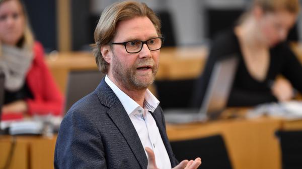 Die Thüringer Grünen haben die Unterstützung einer Regierung von Thomas Kemmerich (FDP) ausgeschlossen. Seine Fraktion wähle die Rolle der Opposition, erklärte Fraktionschef Dirk Adams am Mittwoch. "Die Unterstützung eines Ministerpräsidenten, der sich bewusst und voller Absicht mit den Stimmen der AfD in dieses Amt wählen lässt, steht für uns nicht zur Debatte." Er warf CDU und FDP einen Schulterschluss "mit der rechtsextremen AfD in Thüringen" vor. Andere seiner Fraktionskollegen sprachen auf Twitter von einem Dammbruch. "Das ist ein unfassbares Ergebnis. Die FDP lässt sich von Faschisten ins Amt heben und die CDU ist willfähiger Gehilfe", schrieb etwa die Abgeordnete Madeleine Henfling.