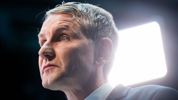 AfD-Landeschef Björn Höcke sieht in der Ministerpräsidentenwahl "einen Neustart der Thüringer Politik". Die AfD habe ihr Wahlversprechen gehalten, sagte er am Mittwoch in Erfurt. "Wir wollten Rot-Rot-Grün beenden." Unter der Regierung von Linke, SPD und Grünen habe sich Thüringen zu einem Linksstaat entwickelt. "Dieser Prozess ist heute gestoppt worden." Er hoffe, dass von dieser Wahl ein Signal ausgehe, das bundesweit beachtet werde.