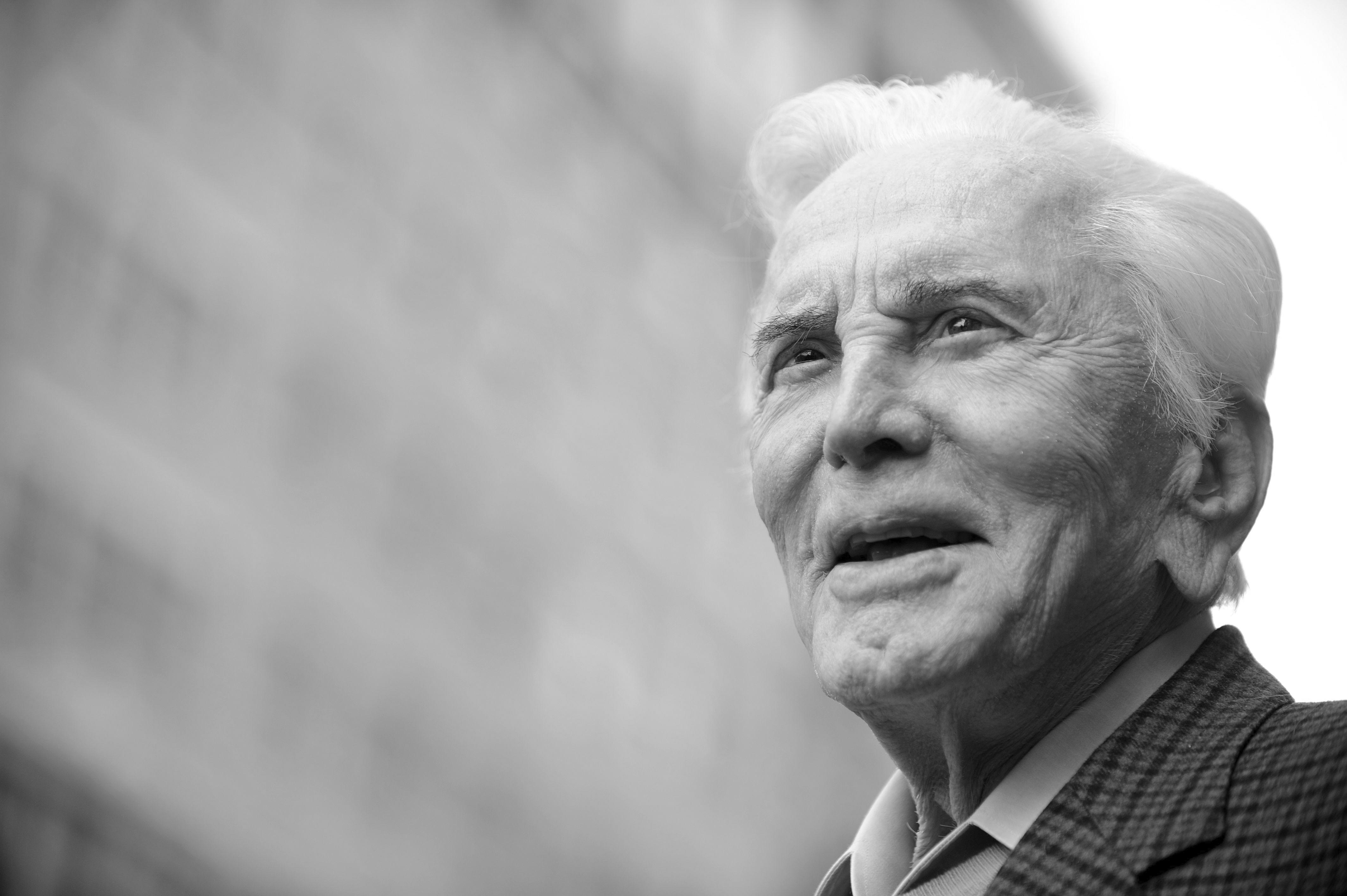 Er galt als einer der größten Schauspieler aller Zeiten, am 5. Februar 2020 ist Kirk Douglas im Alter von 103 Jahren verstorben.