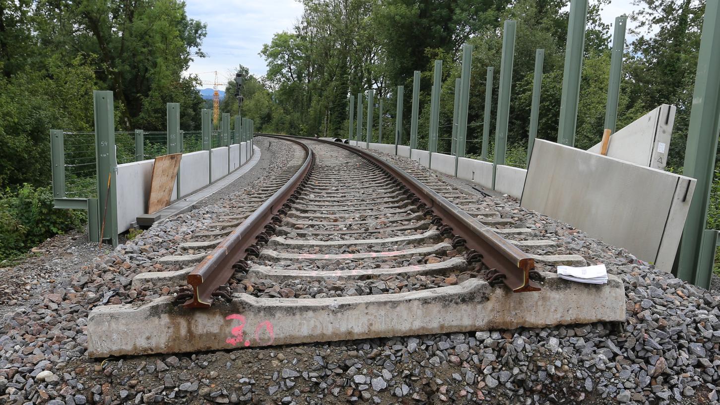 Viele Gleise in Bayern wie hier auf der Bahnstrecke München-Lindau sind marode - doch das soll sich ändern. Die Deutsche Bahn will in diesem Jahr rund 1,7 Milliarden Euro in Infrastruktur investieren.