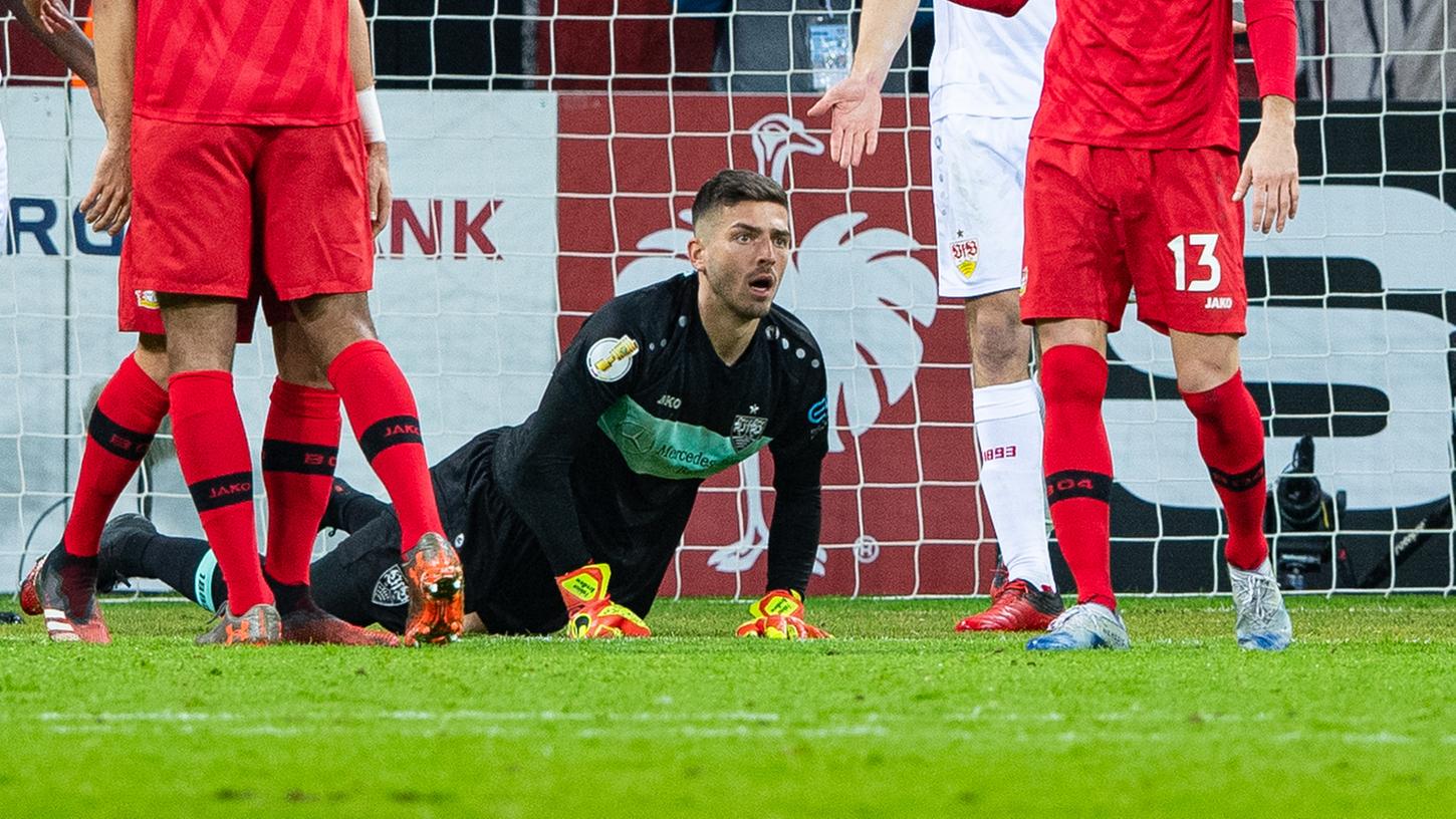 Im Pokalspiel des VfB Stuttgart in Leverkusen patzte der ehemalige Club-Keeper Fabian Bredlow und fragt sich im Nachhinein, wie der Ball reingehen konnte.