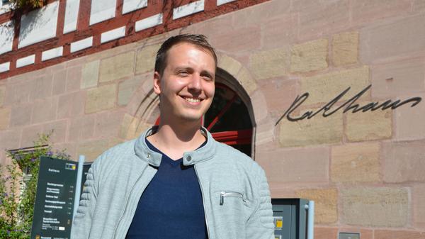 Axel Rötschke, der in Schwabach für die FDP als Oberbürgermeister kandidiert, sieht das anders: "Hier sind unverzeihliche Dinge passiert", betont er. "Kemmerich hätte die Wahl nicht annehmen dürfen." Die FDP sei eine Partei der Mitte, so Rötschke, eine wie auch immer geartete Zusammenarbeit mit der AfD dürfe es auf keinen Fall geben. Rötschke verteidigt seine Thüringer Parteifreunde allerdings gegen den Vorwurf, man habe mit Kalkül gehandelt, sich gar bewusst mit der AfD eingelassen. "Gegen solche Unterstellungen möchte ich mich verwahren." Er könne von Schwabach aus nicht beurteilen, inwieweit die Thüringer FDP mit dem Abstimmungsverhalten der AfD habe rechnen können oder müssen.
