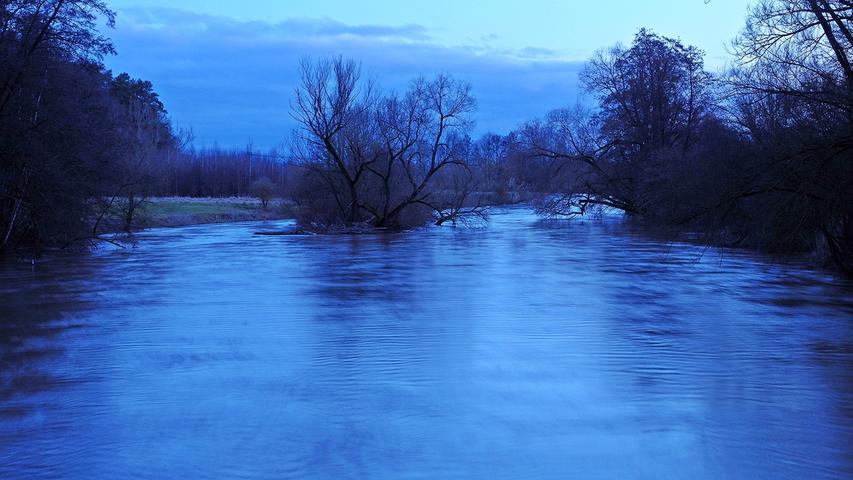 Am frühen Morgen ist dieses Bild der Blauen Stunde an der Hochwasser führenden Regnitz entstanden.
