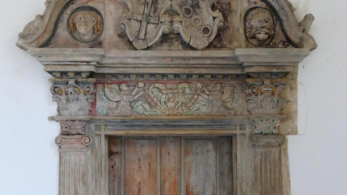 Portal in der Ellinger Residenz frisch restauriert