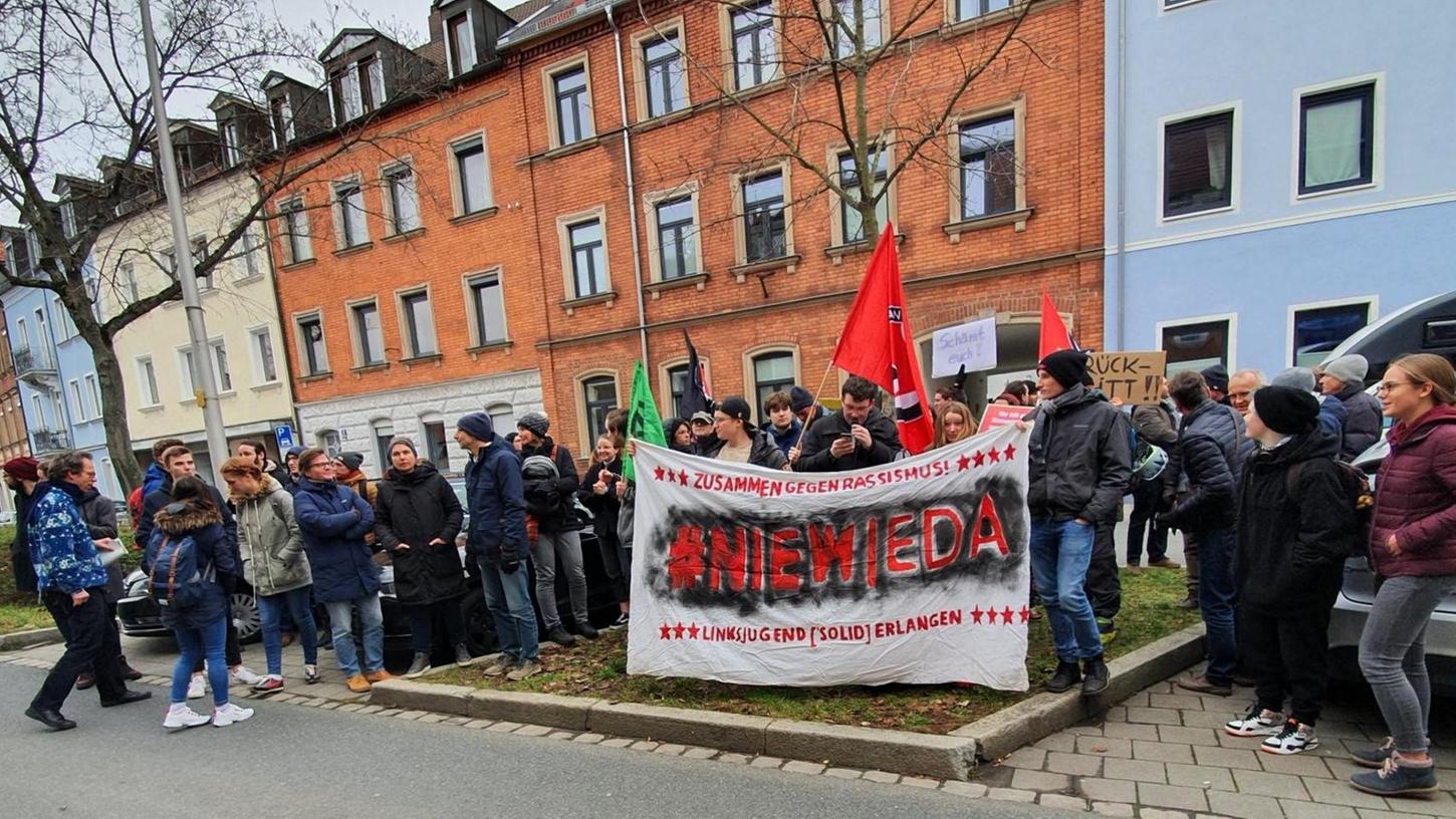 Spontaner Protest: Die Demonstranten versammelten sich vor dem FDP–Büro in Erlangen.
