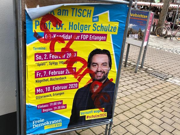 Ein Wahlplakat der FDP wurde in Erlangen überschrieben.