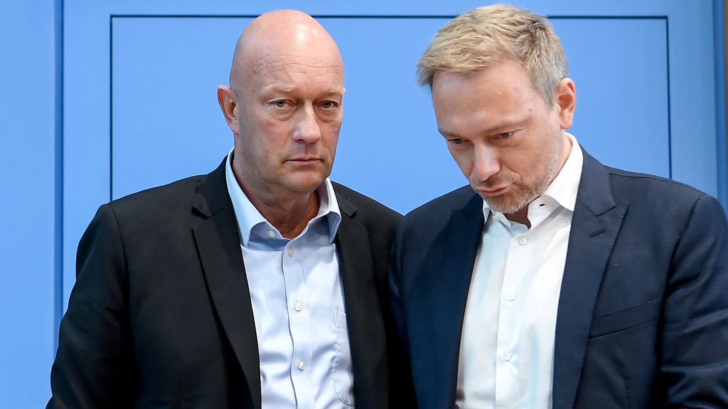 Thomas Kemmerichs (li.) Wahl zum Ministerpräsidenten von Thüringen am Mittwoch löste bundesweit und international Proteste aus. Jetzt drohen auch innerhalb der FDP Konsequenzen.