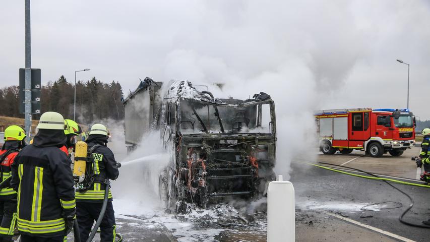 Brennendes Wrack: Laster fängt bei Bamberg Feuer - Großeinsatz