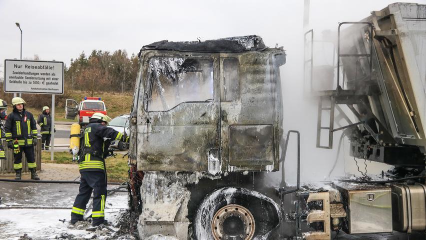 Brennendes Wrack: Laster fängt bei Bamberg Feuer - Großeinsatz