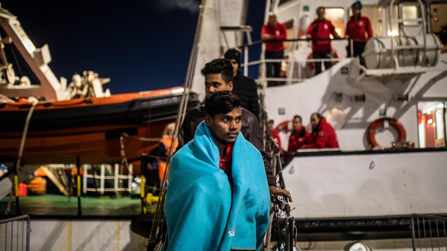 Männer aus Bangladesch verlassen ein Rettungsschiff in Italien. Die Sicherung der EU-Außengrenzen bleibt ein Dauerbrenner.