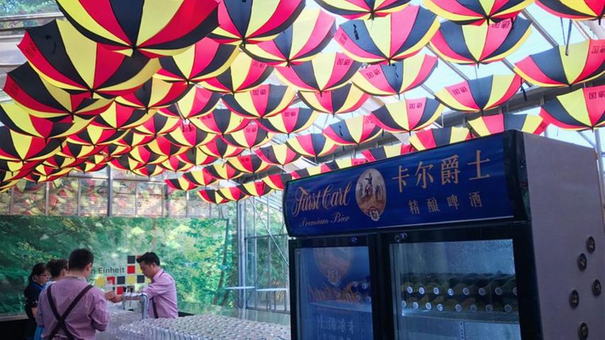 Bei einem Fest in der deutschen Botschaft in Peking kam ebenfalls das "chinesische Fürst Carl" in den Kühlschrank.
