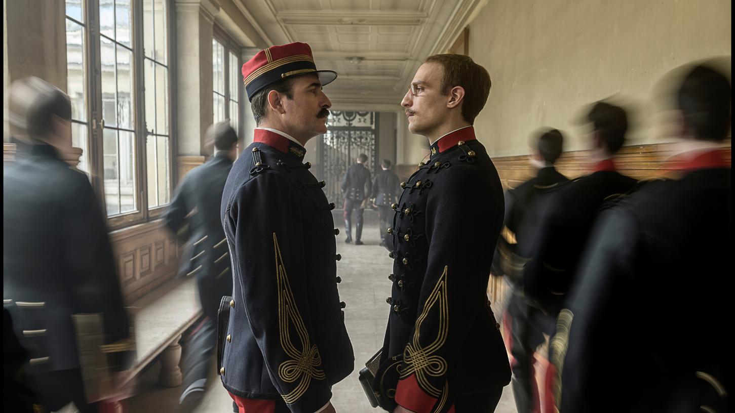 Sie sind keine Freunde, trotzdem setzt sich Marie-Georges Picquart (Jean Dujardin) für Alfred Dreyfus (Louis Garrel) ein.