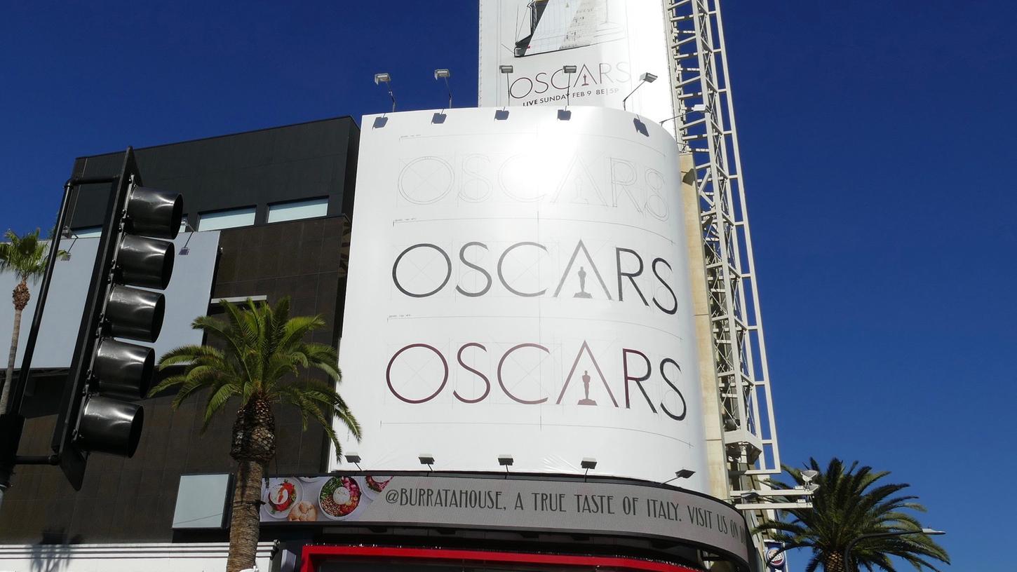 Am Hollywood Boulevard wird auf die bevorstehende Oscar-Verleihung im Dolby Theatre hingewiesen. Die Oscar-Preisträger stehen schon fest, doch der Ausgang der Wahl ist noch nicht bekannt.