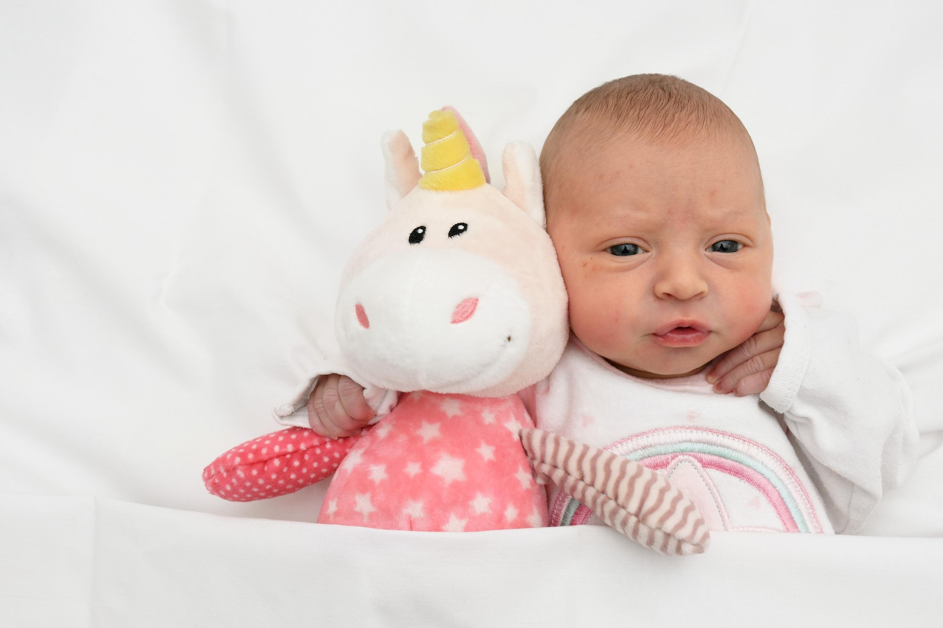 Mit einem Einhorn an der Seite, muss man einen super Start ins Leben haben, so wie Lara Anabel. Die Kleine wurde am 3. Februar im Südklinikum geboren, war 48 Zentimeter groß und 3200 Gramm schwer.