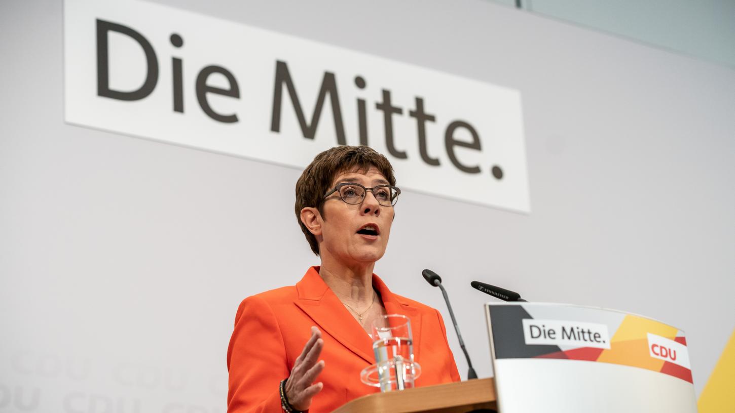 CDU-Vorsitzende Kramp-Karrenbauer hat vorgeschlagen, dass Grüne oder SPD in Thüringen einen Kandidaten für das Amt des Ministerpräsidenten aufstellen sollten.