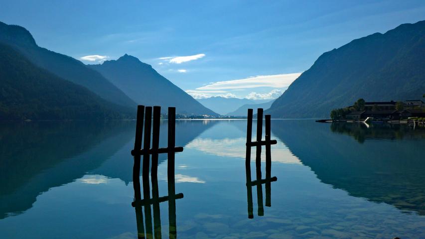 Glasklare, blaue Stimmung herrscht bei dieser Aufnahme von Peter Sunkel aus Roth. Das Bild zeigt den Achensee in Österreich.Stimmen: 30.