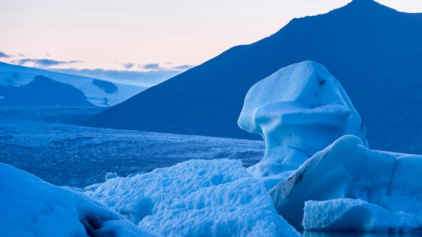 Während der blauen Stunde fing Dieter Hagen aus Herzogenaurach diese Eisberge ein, die im Gletschersee von Jökullsarlon (Island) treiben.Stimmen: 8.