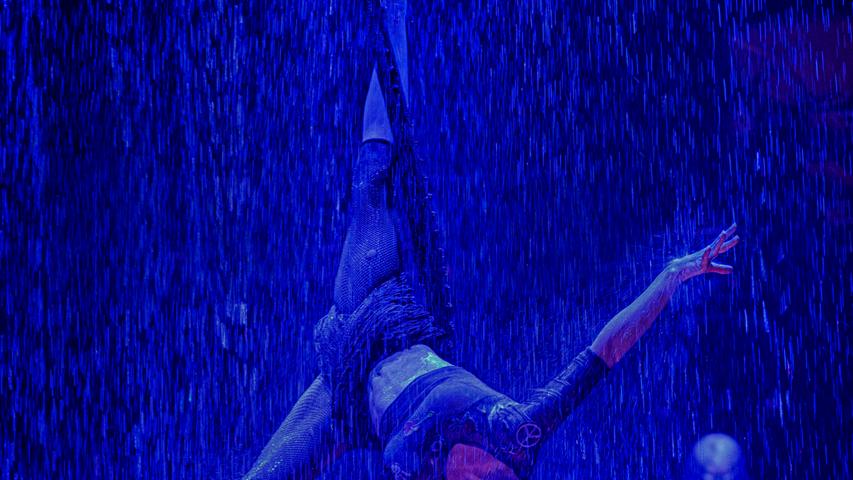 "Blaues Licht - blaues Wasser - blaue Künstlerin", resümiert Herbert Bauer aus Feucht seine Aufnahme beim Zirkus Flic Flac.Stimmen: 4.