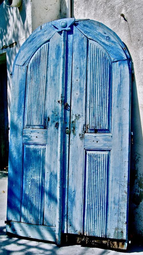 Diese rustikale blaue Tür entdeckte Erika Lewandowski aus Nürnberg in einem kleinen Dorf auf Samos beim Spazierengehen.Stimmen: 9.