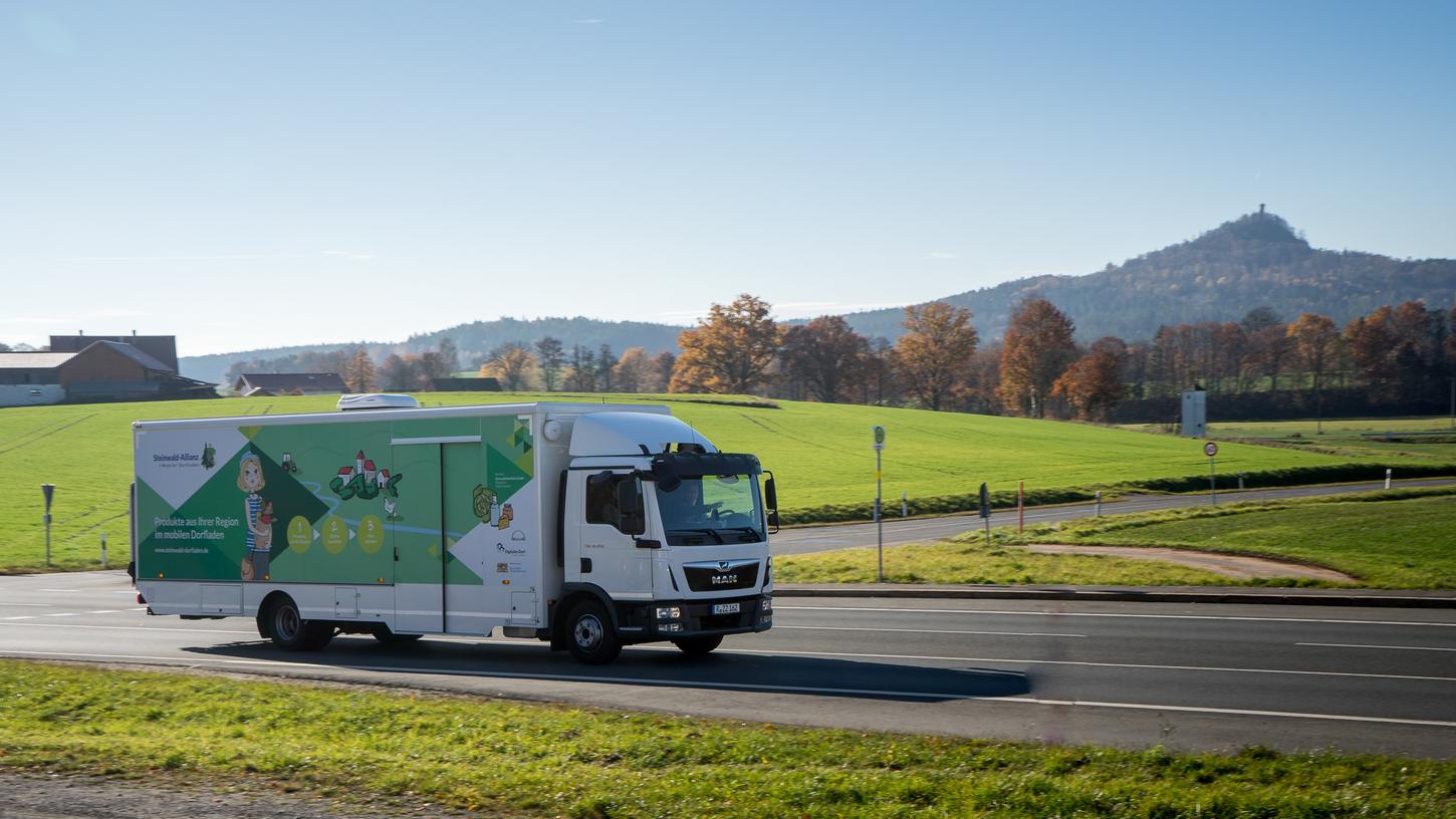 Der "Mobile digitale Dorfladen" vernetzt als rollender Supermarkt gut 30 Orte, 4000 Bürger und 20 Erzeuger im Oberpfälzer Landkreis Tirschenreuth miteinander.